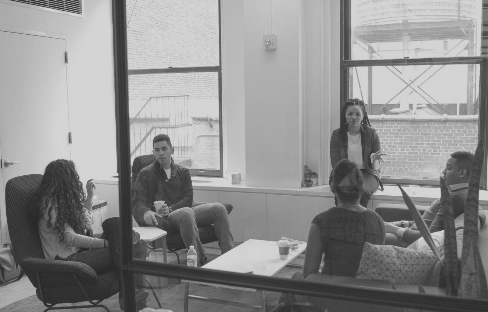 Moderne Finanzabteilung mit digitalen Analysewerkzeugen