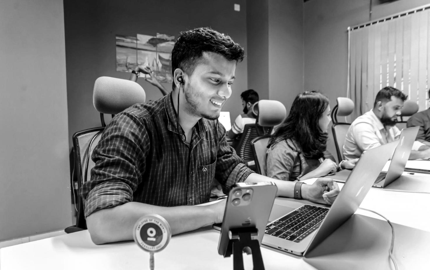 Geschäftsteam bei Finanzplanung und Strategiebesprechung