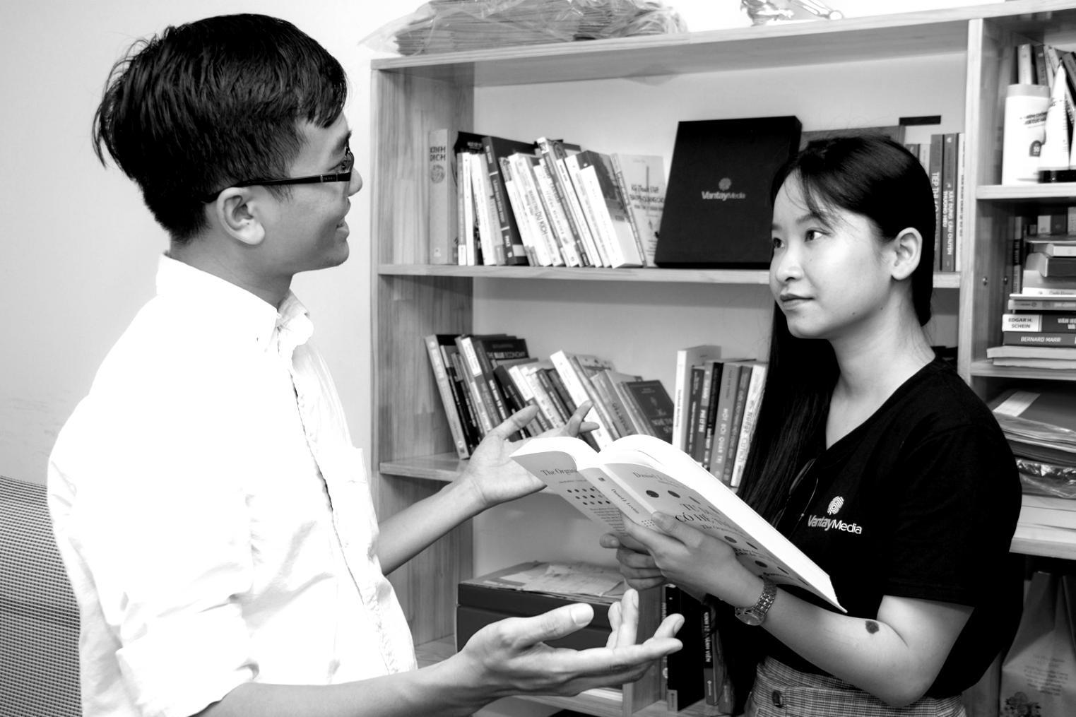 Moderne Büroumgebung mit Fokus auf Finanzplanung und Beratung